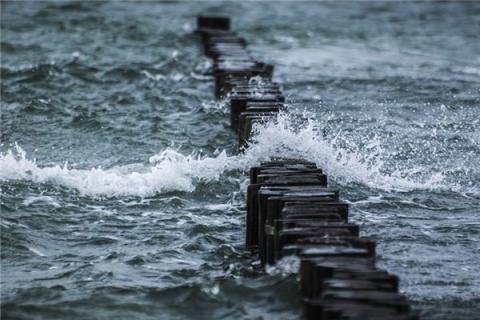 梦见下雨涨水(梦见下雨涨水进屋是什么意思)