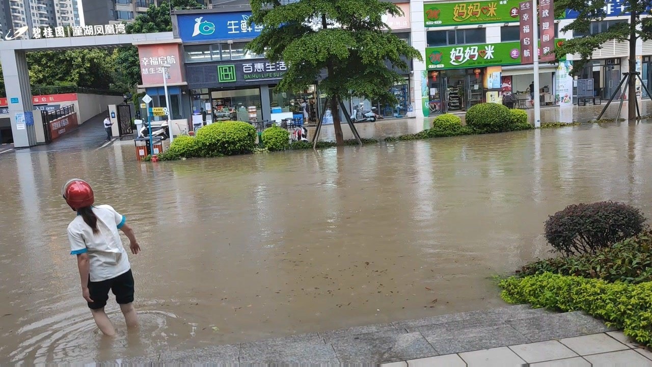 梦见下雨涨水(梦见下雨涨水进屋是什么意思)