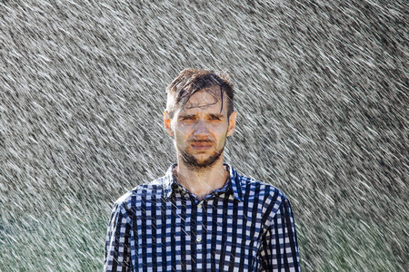 梦见被雨淋湿(梦见被雨淋湿衣服是什么意思)