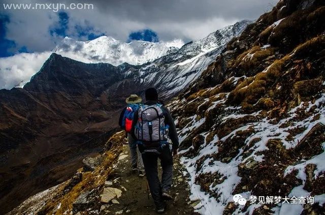 梦见自己爬山(梦见自己爬山很陡峭结果爬上去了)