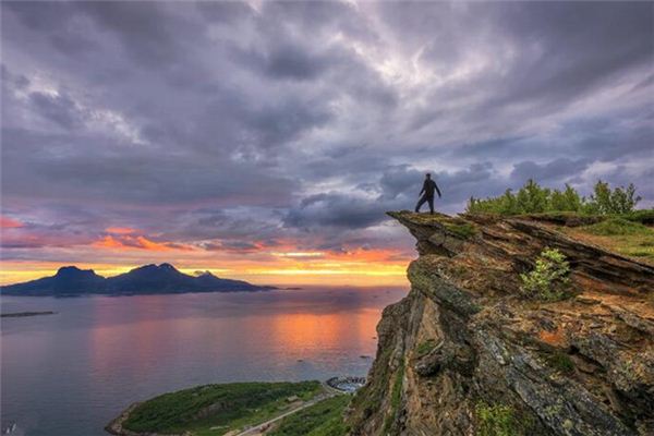 梦见站在高处(梦见站在高处什么意思)