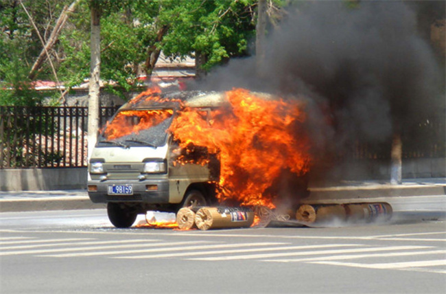 梦见自己的车着火了(梦见自己车子自燃是什么兆头)