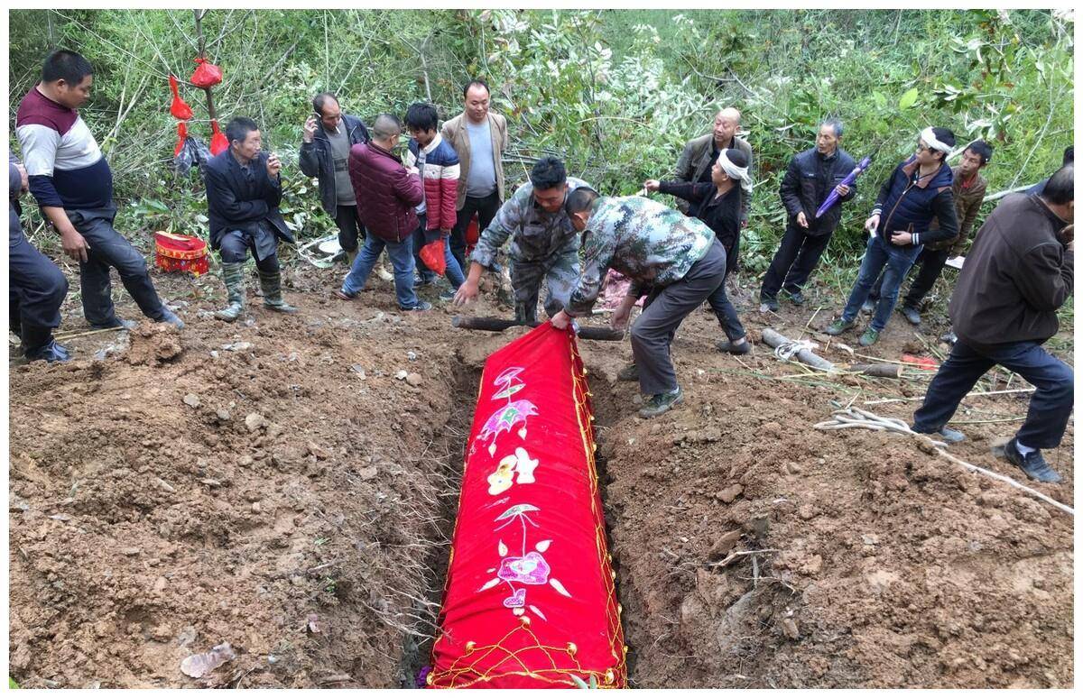 梦见死尸(梦见死尸漂浮在水中)